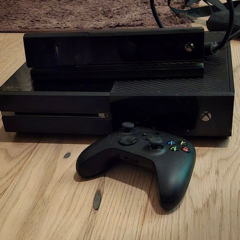 Xbox one med kinect og kontrollere selges