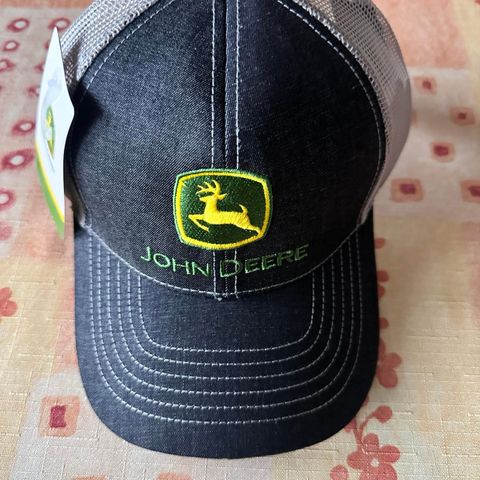 HELT NY JOHN DEERE CAPS MED NETTING PÅ BAKSIDEN, STR. ONE SIZE