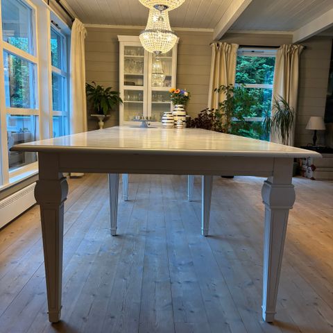 Langt, herskapelig, hvitt uttrekkbart spisebord