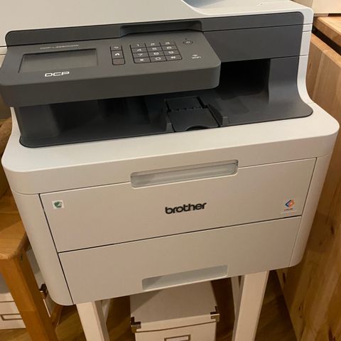 Brother DCP L3550 Laserskriver farge, trenger ny sort trommel/toner