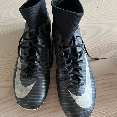 Fotballsko Nike Mercurial str. 42,5