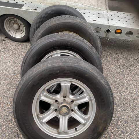 265/65R17 dekk med fine lettmetall hjul