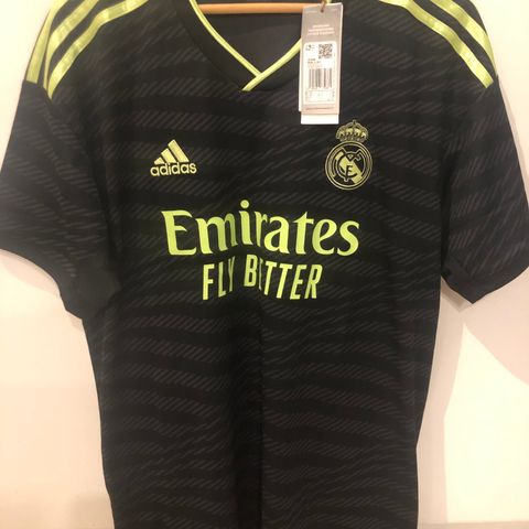 Real Madrid - original BNWT 2022/23 fotballdrakt str L