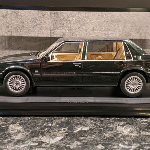 Volvo S90 Royal - 1998 modell - Olivengrønn metallic - DNA Collectibles - 1:18