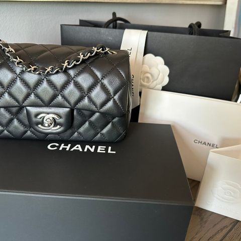 Chanel mini rectangular i svart med shw