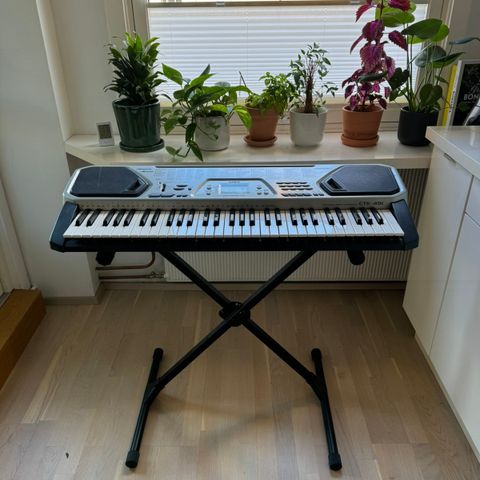 Casio CTK-491 Keyboard og König & Meyer X Keyboardstativ