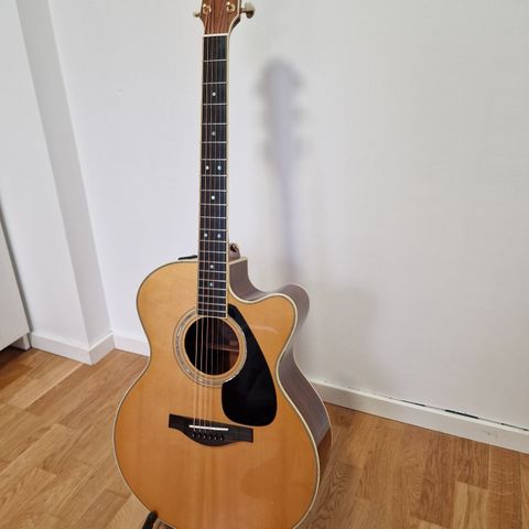 Håndlaget gitar selges rimelig. Yamaha LJX16CP