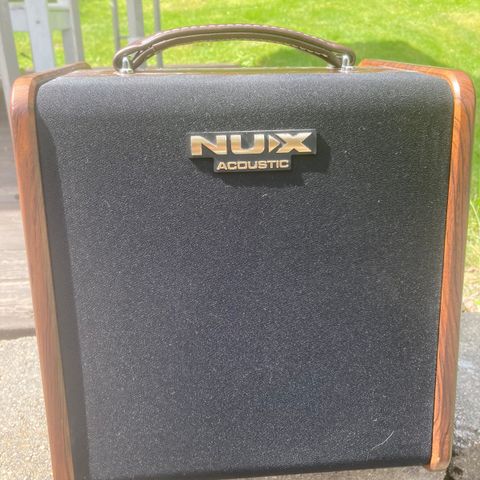 NUX akustisk gitarforsterker.