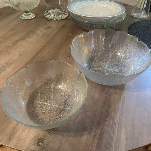 Serveringsboller i glass med bladmønster