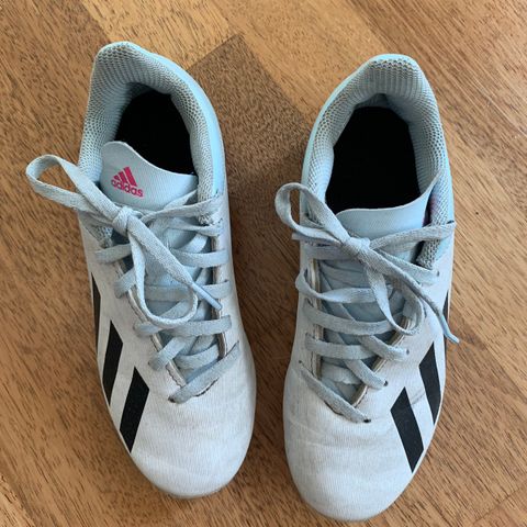 Adidas fotballsko str. 33