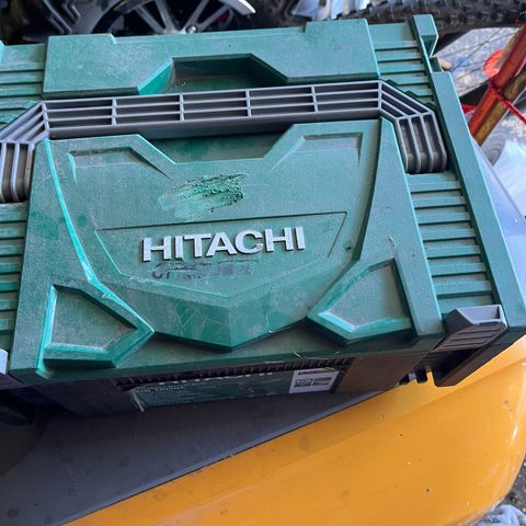 Hitachi vektøykoffert selges