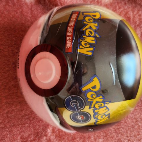 Helt ny Pokemon TCG: Poke Ball Tin GO - gull og svart pokemonball