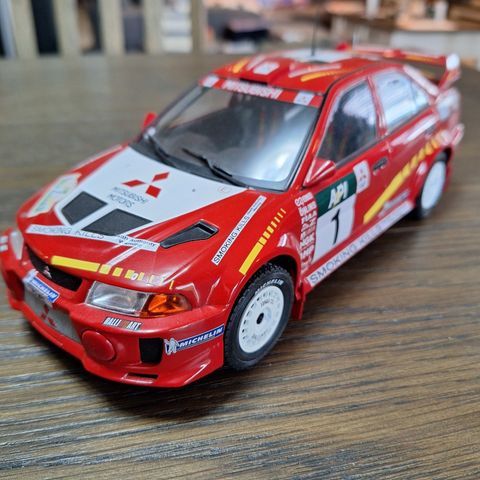 Mitsubishi EVO V rally bil Tommi Makinen scala 1:18