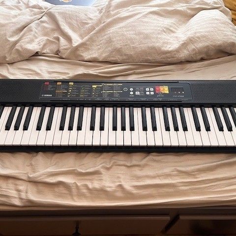 YAMAHA PSR-F52 Keyboard