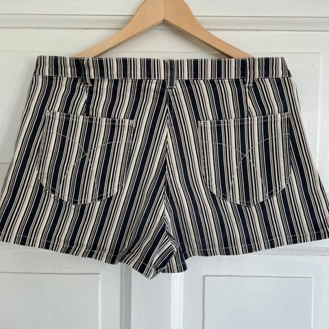 2000-talls mini shorts med pinstripes! Y2K