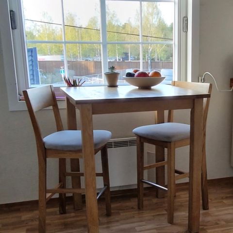 Høyt bord med 2 stoler