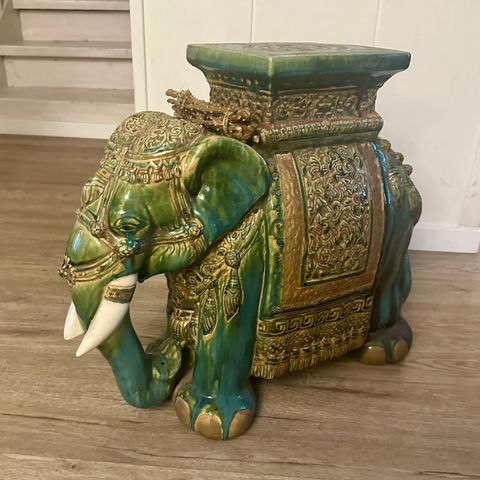 Elefant i keramikk