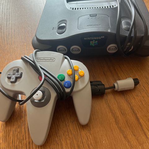 Nintendo 64 konsoll med kontroller