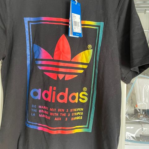 Helt ny Adidas t- shirts