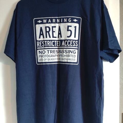 Ubrukt "area 51" t-skjorte str L.