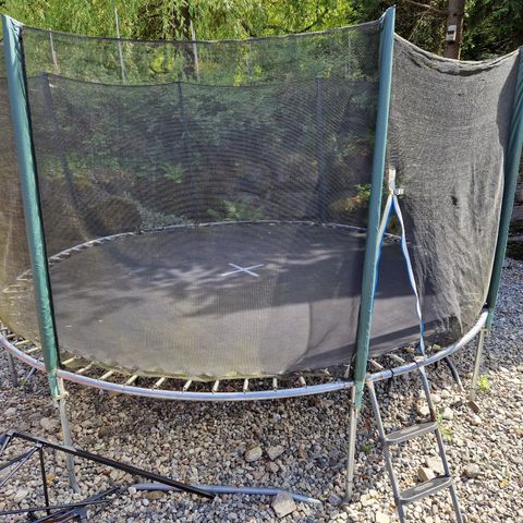 Trampoline gis bort mot henting.