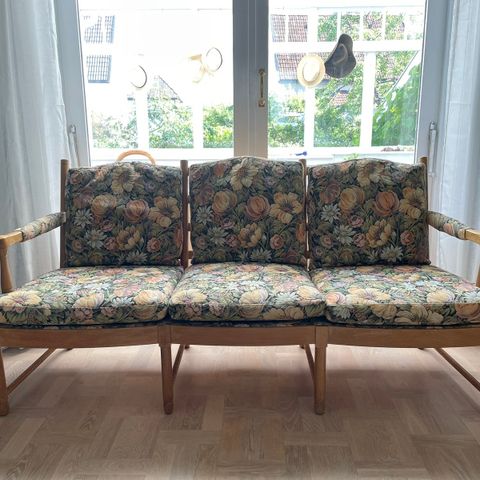 Gripsholm sofa designet av Alf Sture