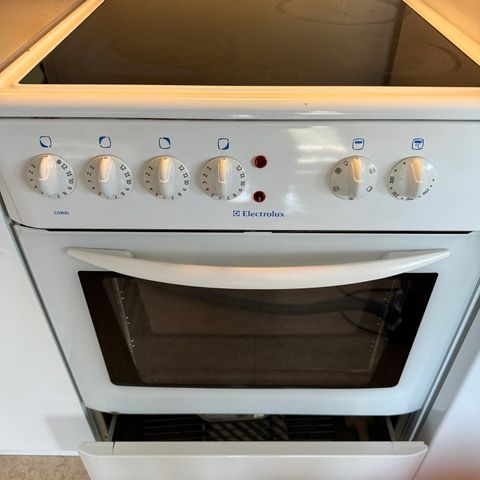 (Reservert) - Gis bort - Electrolux komfyr+stekovn og Electrolux vaskemaskin