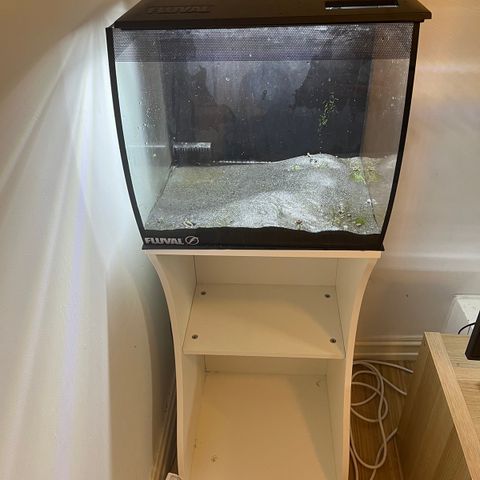 Fluval flex 57 liter og møbel