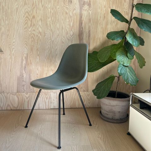 Eames Fiberglass Side Chair DSX