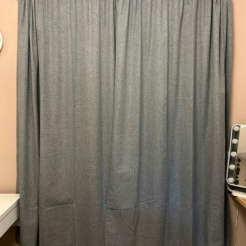 To lystette gardiner - grå. Nærmest ubrukte.