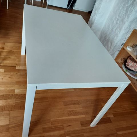 spisebord 4-6 personer - 200kr