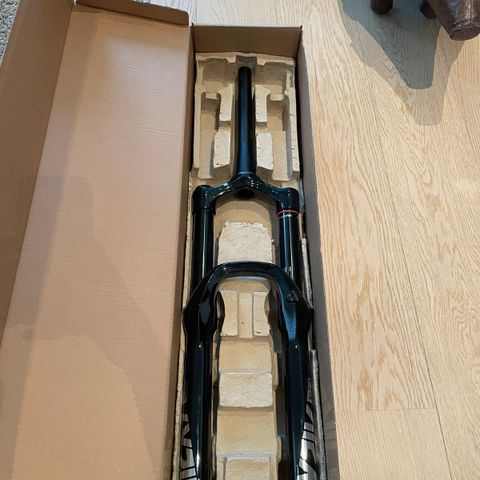 NY PRIS! RockShox Lyrik Ultimate 180 mm, ny i eske!