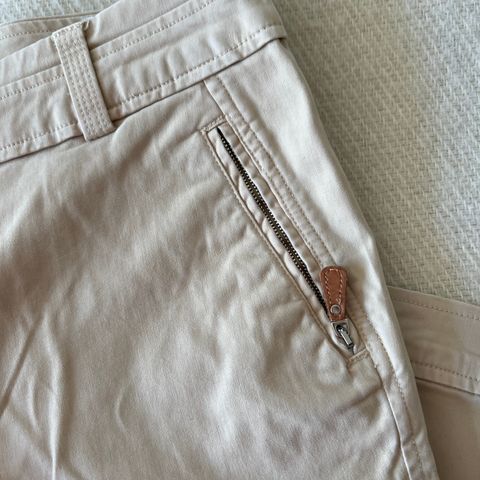 Klassisk beige til sommeren! Fine Henry Cottons bukse i Safari stil. Str.M/38.
