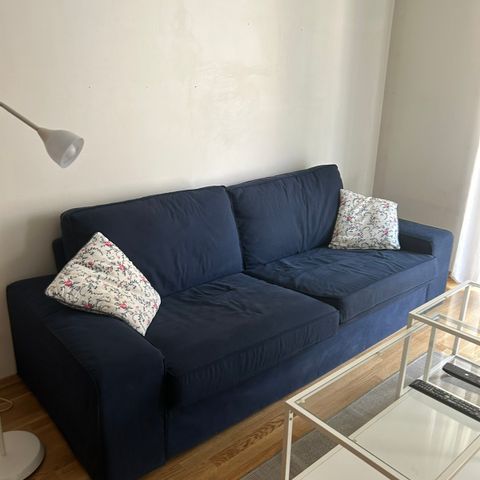 Mørkeblå pent brukt 2-seter sofa selges billig