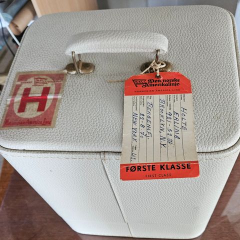 Unik vintage reise koffert med gamle reisemerker på