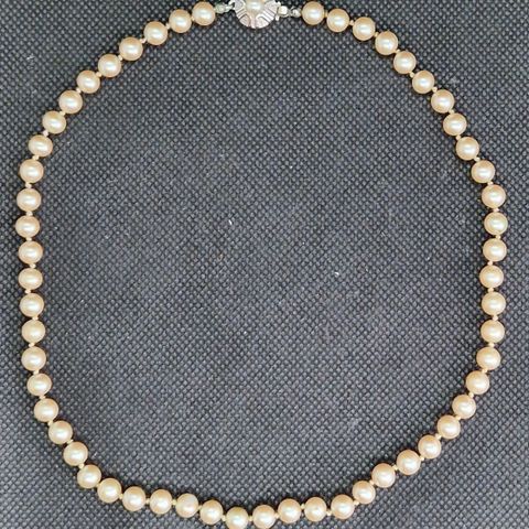 Perlekjede med sølvlås fra A. Holthe, AS. NB: Uekte perler med noe avskalling.