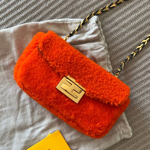 Nydelig Fendi Baguette i lammeshearling. Limited Edition.