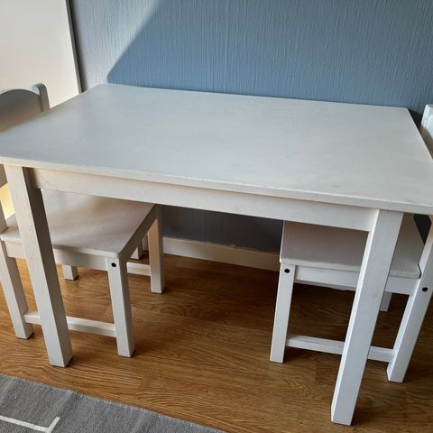 Barnebord og 2 stoler fra IKEA