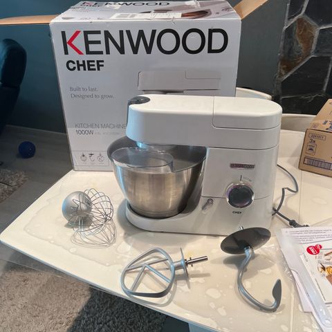 Pent brukt Kenwood chef selges billig.