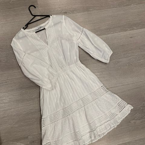 Nydelig hvit kjole fra DONNA