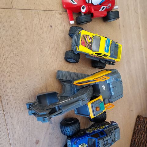 Racerbil, monstertruck og gravemaskin