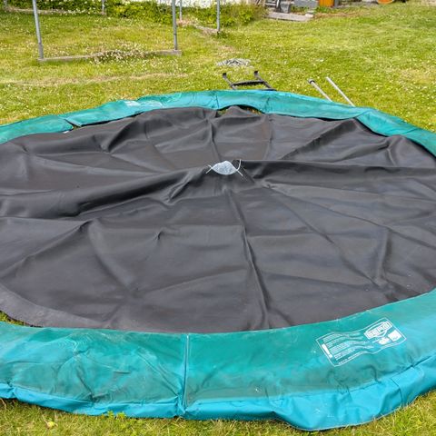 Berg trampoline gis bort.