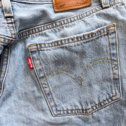 Levis 501 shorts W26