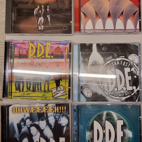 CD-plater, DVD og Blue Ray-filmer til salgs.