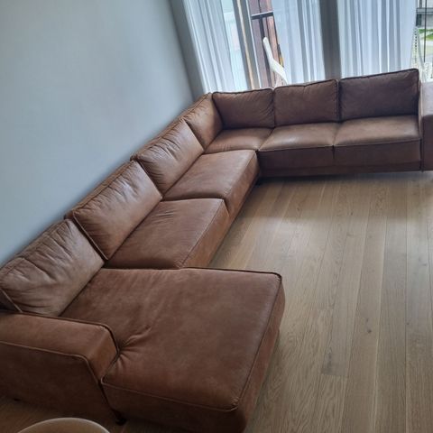 Sofa og spisebord med 6 stoler