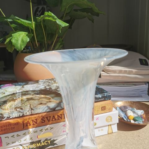 Kantarellvase Hadeland Hvit Glass Vase Kunstglass