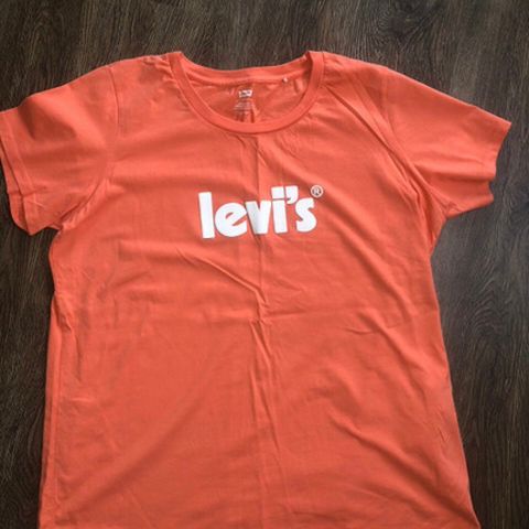 Ny Lewis T shirt selges