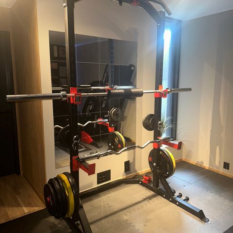 Gym rack med stang og vekter RESERVERT