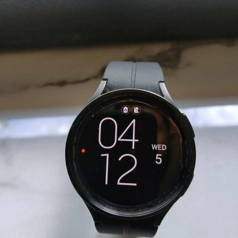 Veldig lite brukt Samsung Galaxy Watch5 Pro 45mm LTE (sort)