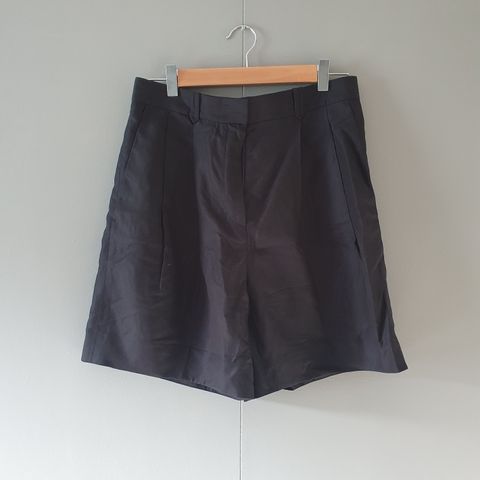 Fin svart shorts fra COS str M